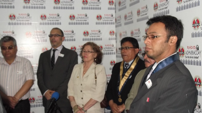 Presidente de la FPP Angel Sánchez, los padrinos de la radio, CPP Hugo Coya Honores, presidente del directorio de Editora Perú, la madre del martir el CPP, Oscar Olórtegui Chávez, decano del colegio regional de periodistas de Lima, CPP. Oscar Retto Saldaña y el CPP Rafael Saavedra Gonzáles, integrantes del Consejo Directivo de CRPL