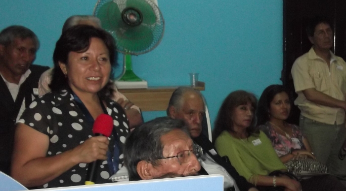 La maestra de ceremonias CPP Luz Nelly Corso Díaz se dirige a los distinguidos invitados entre los que aparecen el CPP Enrique Escardo V-G  director de la revista Gente, la CPP Diana Torero Vidaurre y su Srta. hija y el CPP Christian Herrera Rodrigues