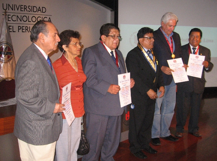 Los distinguidos profesionales, Roberto Mejia Alarcón, presidente de la Asociasión Nacional de Periodistas, el Dr. Julio Falconi, el Director de La República, Gustavo Mohme Seminario y el CPP Manuel  Rodrígues Romero CRP, de La Libertad, recibieron los diplomas a su importante labor