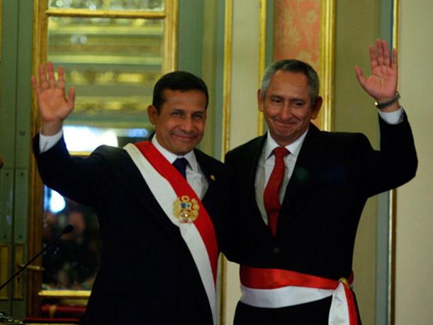 El Presidente de La República del Perú Ollanta Humala Tasso saluda conjuntamente con el Premier René Cornejo a los asistentes al Salon Dorado de Palacio de Gobierno, durante la ceremonia de juramentación