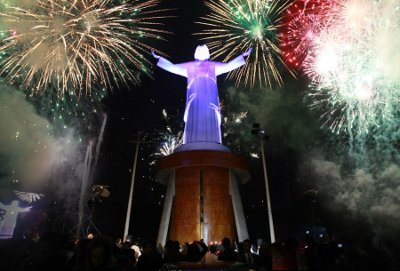 Presidente Alan García inauguró el CRISTO DEL PACIFICO en el Morro Solar del Balneario de Chorrillos, con espectacular fondo de modernos fuegos artificiales. Foto cortesía Andina de Noticias