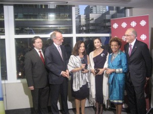 De izquierda a derecha Sr. Michel Venne, director del Instituto de Nuevo Mundo, Sylvain Lafrance, vice-presidente Servicio de Francés de Radio Canadá, Sra. Yolanda Pulecio, madre de la ex-rehén, Ingrid Betancourt, la Honorable Michaelle Jean, Gobernadora General del Canadá y su esposo, Jean Daniel Lafond