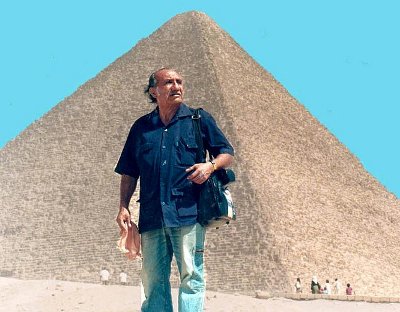 Manuel Jesús Orbegoso, viajero incansable por los Cinco Continentes, aquí en una de las Pirámides de Egipto. Era el hombre de la noticia palpitante