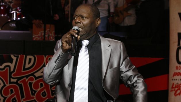 Pepe Vásquez, cantando a su público, que tanto quiso