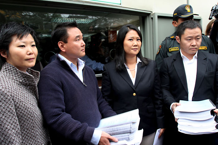 Keiko Fujimori con su familia cuando presentó la solicitud de indulto humanitario en Ministerio de Justicia en Ocrubre del 2012. Foto cortesía: ANDINA/Marco del Río 10/10/2012