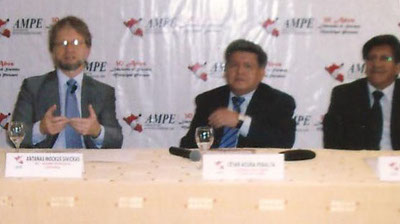 En la conferencia de prensa aparece el Dr.Antanas Mockus. Ex-Alcalde de Bogotá y César Acuña Peralta Presidente de AMPE (ASOCIACION DE MUNICIPALIDADES DEL PERÚ)