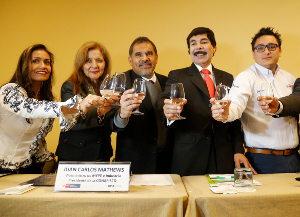 El Viceministro Juan Carlos Mathews haciendo un brindis