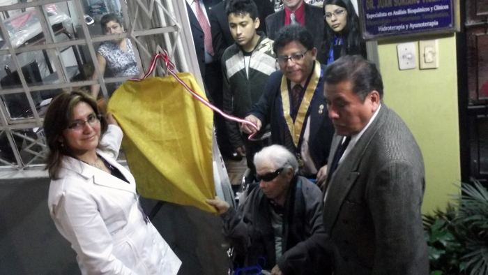 Develación de la Placa Recordatoria del Policlínico del Periodista Peruano en el ingreso principal, a cargo del estadounidense Dr. Aron Stumvol, Director del Centro Quiropráctico "Stumvol", la Dra. Raquel Trinidad, representante de Transmedic y el Decano del Colegio de Periodistas de Lima