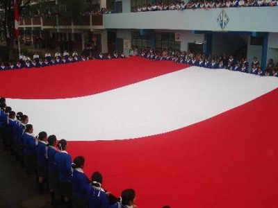 Grupo de alumnos de un plantel educativo se apresta iniciar la Procesión de la Bandera en la Ciudad de TACNA LA HEROICA