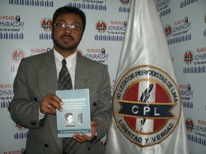 El autor del Libro Dr. Rafael Saavedra muestra su libro sobre los Dibujos Animados