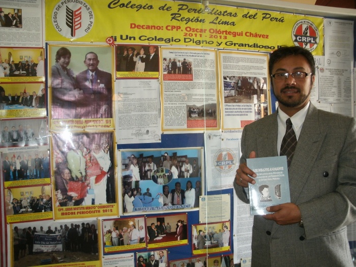 Junto al Periódico Mural de los Periodistas colegiados de Lima, presenta su interesante libro de Dibujos Animados