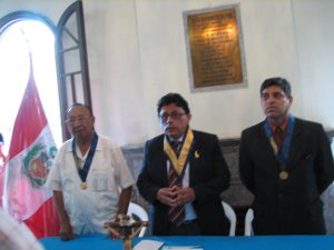 El Decano CPP Oscar Olórtegui Chávez felicita a la Comisión Revisora de Expedientes del CRP de Lima. Aparecen también el Primer Vicedecano CPP José García Sosaya y CPP Rodolfo Velarde Sánchez, Segundo Vicedecano de la Institución