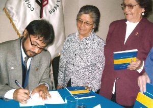 Rafael M. Saavedra G. estampa su autógrafo en su libro a petición de distinguidas damas de la colectividad limeña, que a su vez le desean muchos éxitos en su nueva fase de escritor e investigador