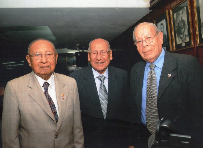 Colegas de la Univesidad "E. Guzmán y Valle" Rodolfo Velarde, II Vice Decano del Colegio de Periodista de Lima, R. Curazzi, profesor universitario y el Ingeniero Isaac Aquice Chávez uno de los expertos en la tecnología de los modernos sistemas de televisión, también saludaron a su ex-compañero de estudios de "La Cantuta", profesor José Américo Olivares Esquivel, autor de la obra presentada