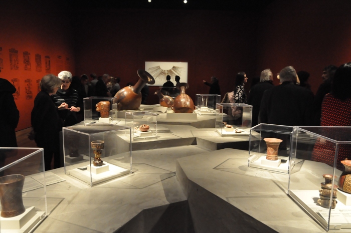 Visitantes admirando las reliquias peruanas. Foto: Patrick Sheridan