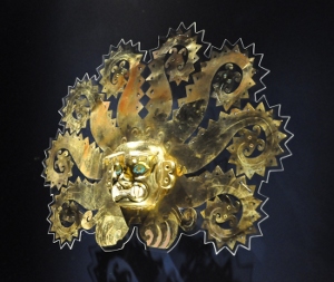 Ornamento Frontal, cabeza de felino con tentáculos de pulpo que terminan en cabezas de pez-gato. Este ornamento fue saqueado del Perú en 1988, recuperado por la Scotland Yard de Londres y repatriado al Perú en 2006. 200 a C. – 600 d-C. Cultura Mochica. Foto: Patrick Sheridan