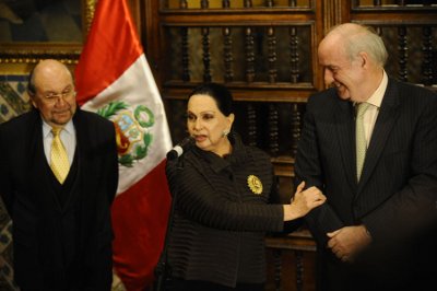 Ceremonia de condecoración con la "Orden del Sol del Perú" en el Grado de Gran Oficial a la compositora e intérprete Alicia Maguiña. El acto estuvo presidido por el Canciller José Antonio García Belaúnde. Foto Andina/Oscar Durand 28/06/2011