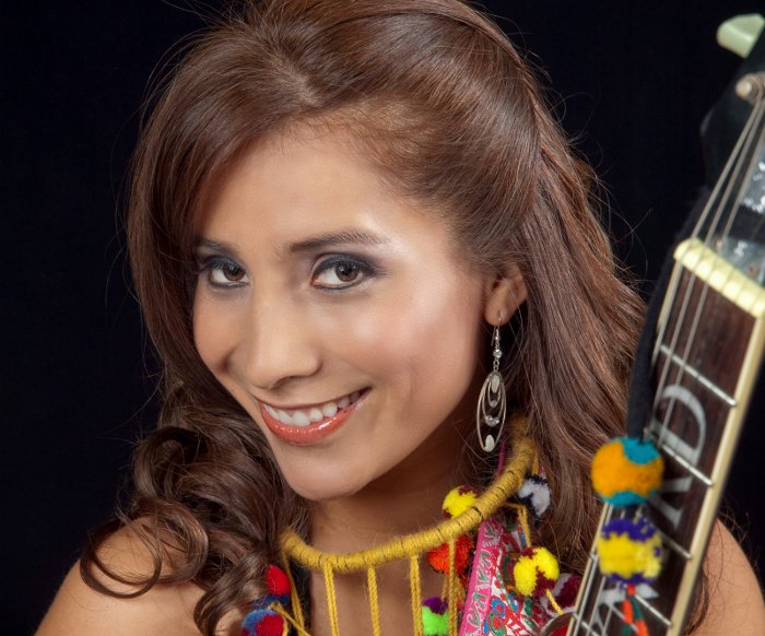 Damaris, cantautora de música andina contemporánea, ganadora de "La Gaviota de Plata" de Viña del Mar con Tusuy Kusun