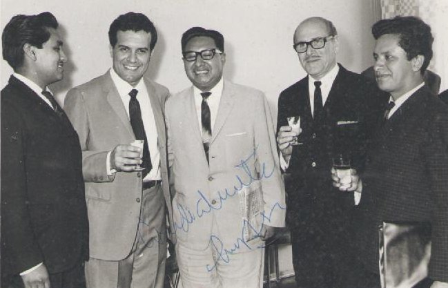 Corría el año 1962 en uno de sus viajes y el Teatro Municipal el tenor lírico Luis Alva aparece con un grupo de periodistas entre ellos nuestro corresponsal y director fundador