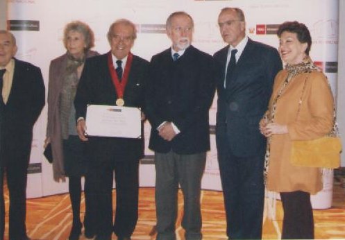 El Ministro de Cultura Luis Peirano, entrega Medalla y Diploma en reconocimiento como "Personalidad Meritoria de la Cultura" a Luis Alva. Foto tomada el 2012