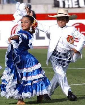 Pareja de niños bailando marinera
