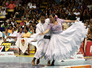 Pareja mostrando sus habilidades en concurso de marinera 2009