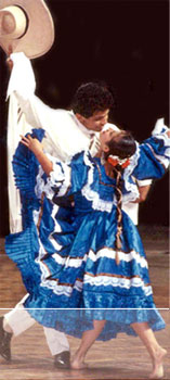 Pareja demuestra la elegancia de nuestro baile nacional