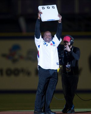 El gran bateador Tim Raines saludando al público - Foto: Ben Pelosse