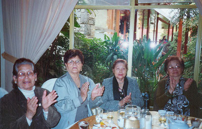 Bellas damas, esposas de los ex-alumnos del INEI, en la ceremonia