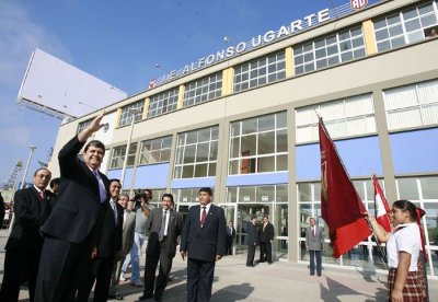 Hermosa fachada del remodelado C.E. Alfonso Ugarte de Lima que fue inaugurado por el señor Presidente de la República Dr. Alan García. Aparece tambien el Minstro de Educación   J. Chang y Alex Vesler,Vice-Miistro de Gestión Pedagógica y la escolta del mencionado plantel