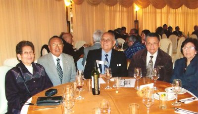 El ex-alumno Rodolfo Velarde y su esposa Julia Aparicio, Alfonzo Huarachi O. y Andrés Tapia y su esposa Isabel Chávez durante el almuerzo del Dia de la Educación Técnica