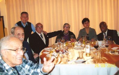 Aparece el ex-Presidente de la Institución José Luis Loyola y esposa, César Echeandía y esposa, el ex-alumno E. Gutiérrez, el profesor Conrado Pérez y Octavio Novoa Quevedo.