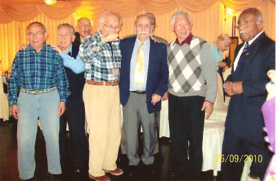 Aparece el Profesor Conrado Pérez rodeado de los ex-alumnos del INEI EE. UU. Carlos Tang Roque, Octavio Novoa y E. Gutiérrez de la especialidad de Electricidad