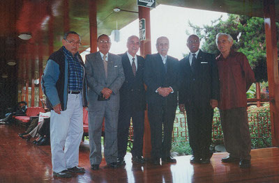 Grupo de ex-alumnos de diversas promociones en compañía del Profesor Conrado Pérez