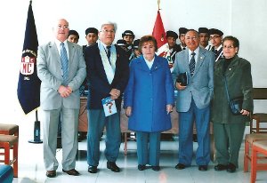 Recepción en la Dirección del Colegio. Aparece la Srta. Directora Lic. Isabel Gamarra Arteaga, el ex- Director de la Unidad Lic. Rodolfo Velarde Sánchez y esposa, el Dr.César A. Benavides Cavero, Director de Comunicaciones e Informática Jurídica del Colegio de Abogados de Lima y el C.P.C. de la Promoción 1960 MC, Dr. Carlos Loayza. Al fondo la infaltable escolta mixta del glorioso Carvajal
