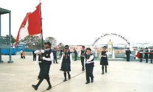 Escolta mixta del Colegio "Melitón Carvajal" desfila ante las autoridades, público en general e invitados, recibiendo aplausos