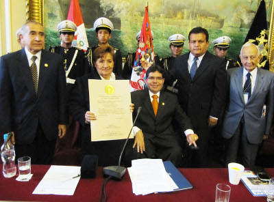 Emilio Lazo Zegarra, Presidente de la Asociación Carvajalina, Lic. Isabel Gamarra, muestra orgullosa el Diploma del Congreso, Wilson Michael Urtecho, representante del Presidente del Congreso de la República, Mg. José Urquizo Maggia miembro del Congreso y el Contralmirante Melitón Carvajal Pareja nieto del Patrono