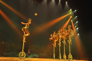 MONO-CICLISTAS ASIATICAS. Foto Patrick Sheridan