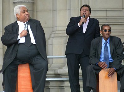 Presidente Alan García cantando a duo con Arturo Zambo Cavero a favor de los niños del Hogar Clínica San Juan de Dios. Foto:ANDINA / Rubén Grández. 21/12/2008