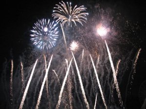 Fuegos tirados en homenaje a Michael Jackson. Foto Patrick Sheridan