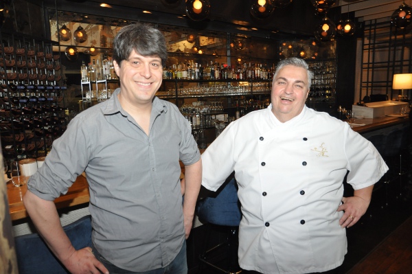 Chef Constant Mentzas del restaurante Ikanos y Sr. Glenn Forbes del resstaurante La Cache d'Amélie de Baie-Comeau. Photo: Patrick Sheridan.