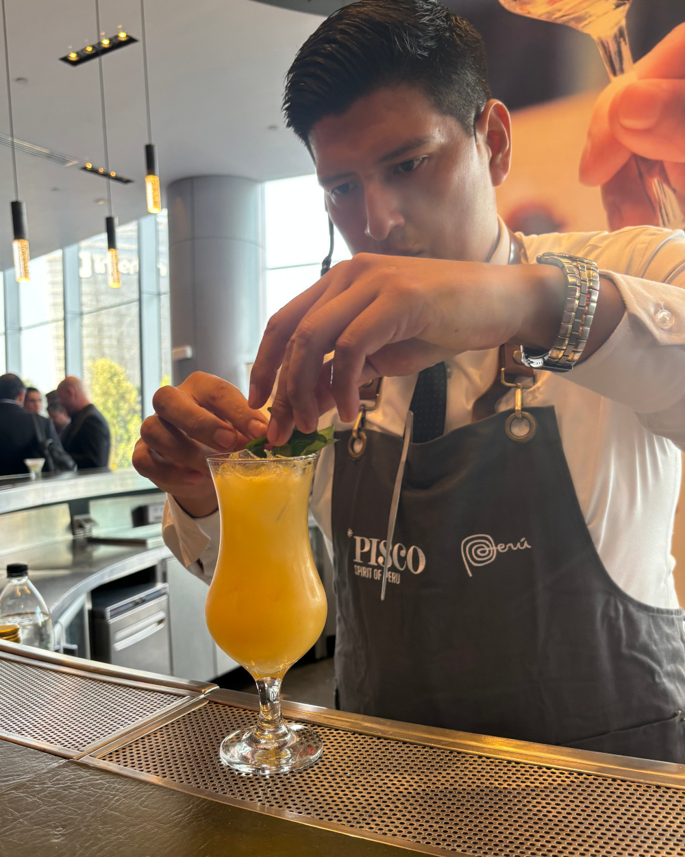 Renzo Pomalaya, Profesor de Ccstelería preparndo un coctel de Pisco Aguaimanto.   Foto Orbita Popular