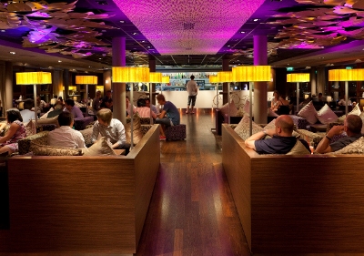 Bar Skyline del Radisson Blu Hotel Latvija. Foto cortesía Radisson Blu Hotel Latvija