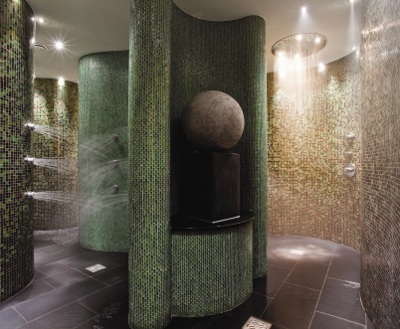 Duchas muy especiales en el sector de recreo activo en el 2do piso del balneario ESPA Riga. Foto cortesía Radisson Blu Hotel Latvija