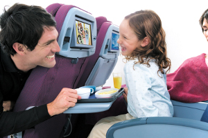 Familia en clase económica. Foto cortesía LAN