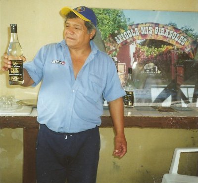 Guillermo Lévano hace una demostración de como debe demostrarse que un pisco es de buena calidad. No nos convenció del todo