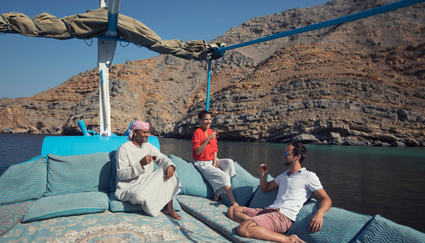 Crucero en dhow en Musandam. Foto cortesía © Ministry of Heritage & Tourism Sultanate of Oman Crucero en dhow en Musandam. Foto cortesía © Ministry of Heritage & Tourism Sultanate of Oman