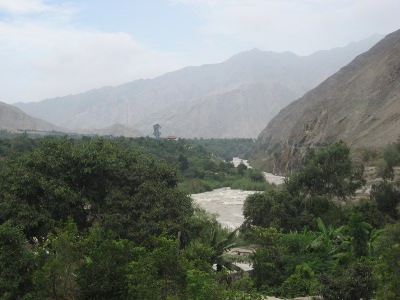 Impresionante vista de la bella campiña de Lunahuaná, bañada por el rio Cañete.Puede apreciarse parte de los contrafuertes camino a las serranías donde se ubican los Andes del Perú