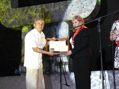 Mario González Olivera, Presidente de Prensatur-Perú entrega distinciones a la Dra. Beatriz Ordoñez
