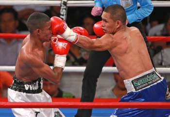 El boxeador peruano, Alberto Rossel, defiende su titulo ante el panameño Walter Tello, por el título mundial minismosca de boxeo. Foto: ANDINA/Carlos Lezama 17/03/2013